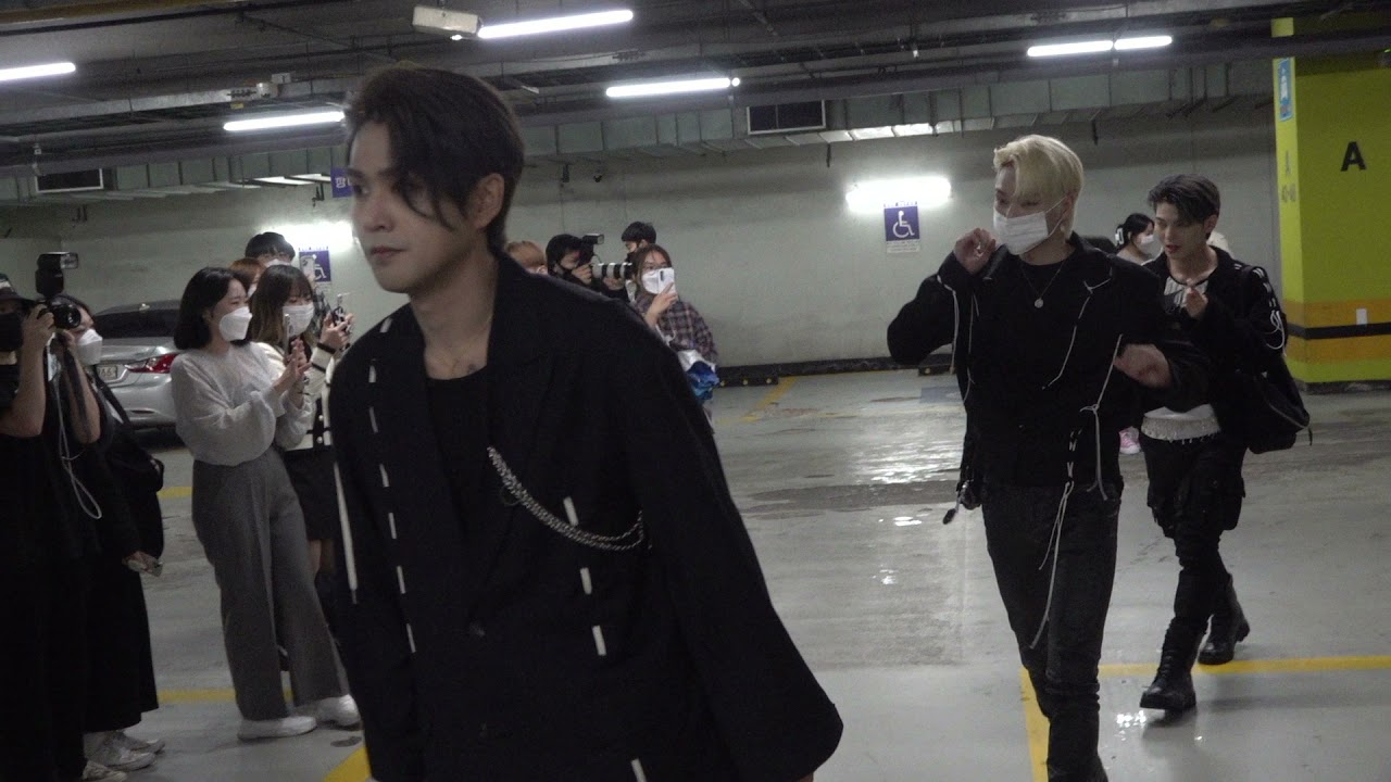 211008 #Santa Monica #산타모니카 #NIK #니크 뮤직뱅크 출근길 Fancam