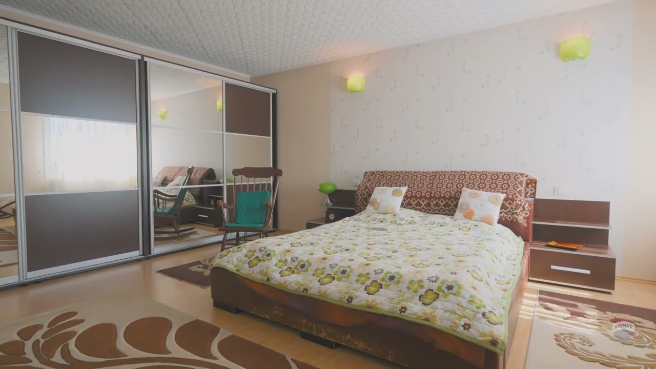 Vanzare Casă elegantă, cramă , și priveliște spre munți și vf. Postăvaru!