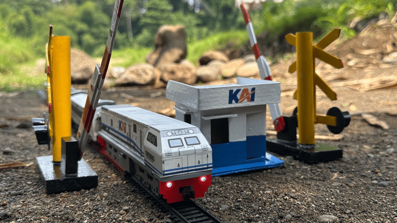 unboxing miniatur palang pintu kereta dan merakit kereta api cc 203 wnb membawa gerbong panjang