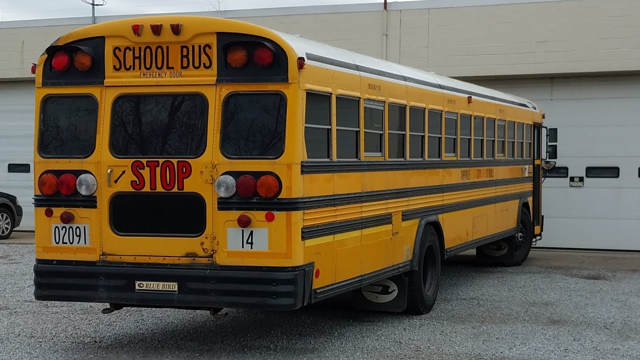 Bluebird TC2000 makes a turn [LOUD WHISTLING AT545]