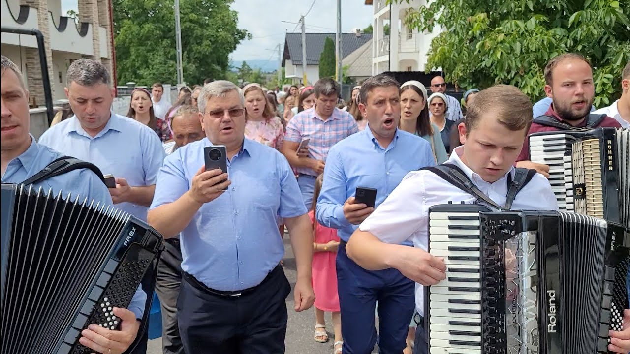 IISUSE,VIATA MEA.Grup de frati și surori din Oastea Domnului Suceava la nunta.