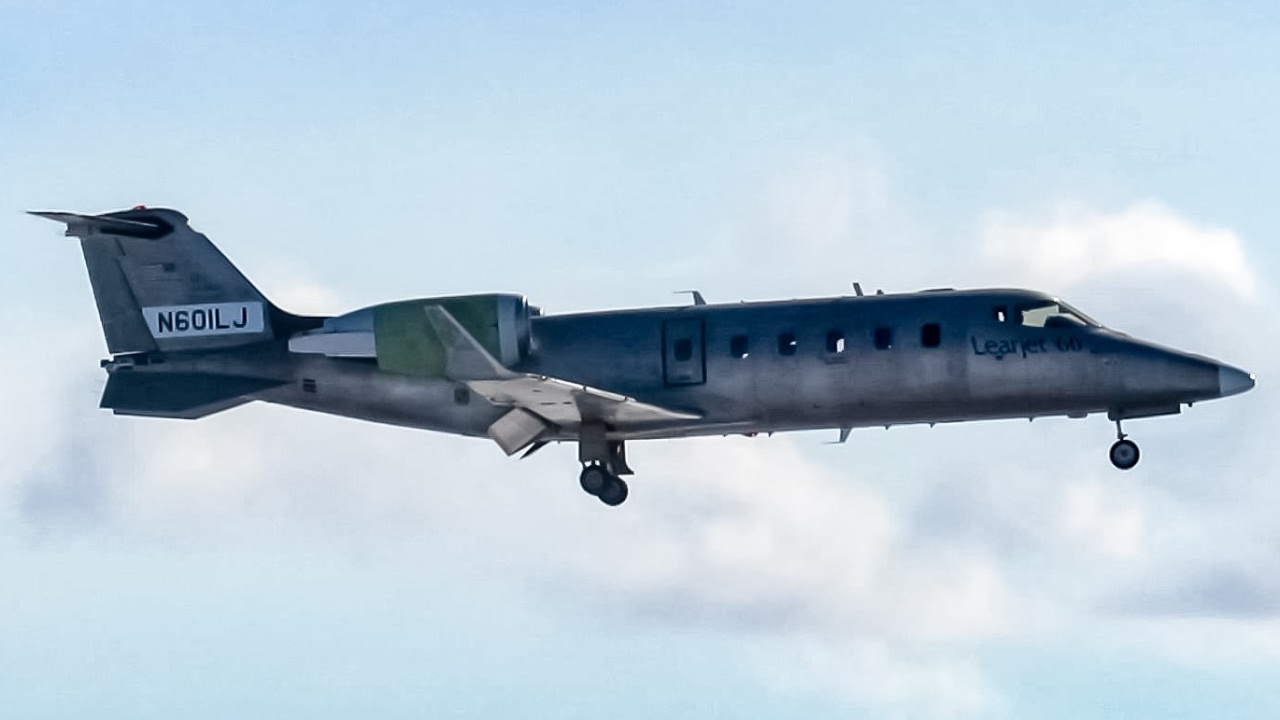 *Unpainted* Learjet Inc. Learjet 60 (LJ60) landing in Montreal (YUL/CYUL)