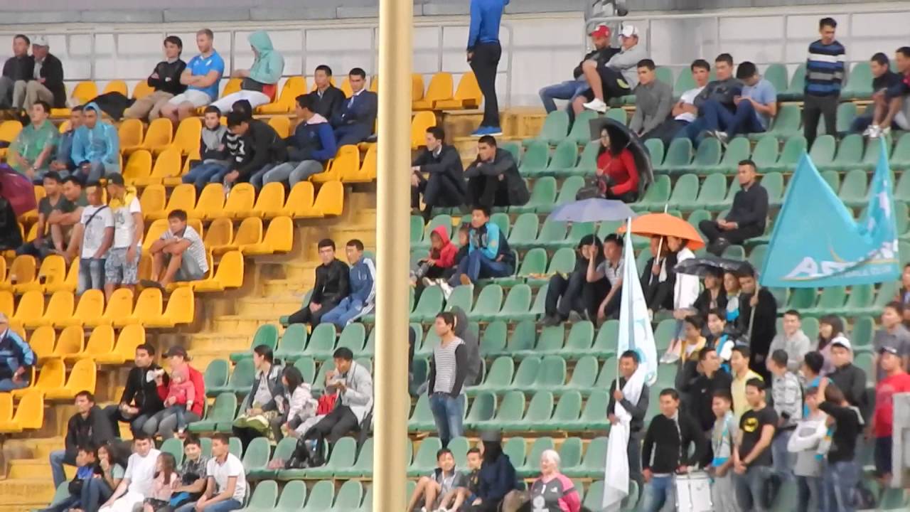Фанаты Астаны горячо поддерживают свою команду в дерби столиц