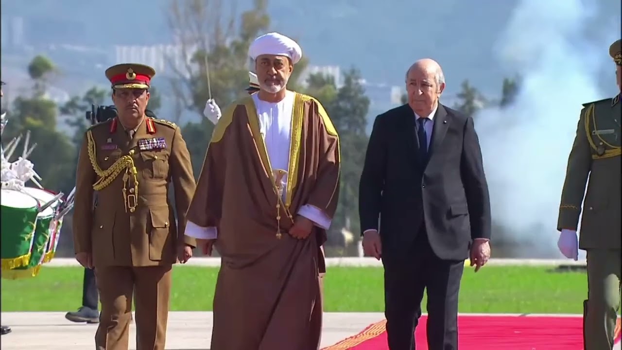 Le Président Tebboune accueille le Sultan d’Oman à l’aéroport international d’Alger