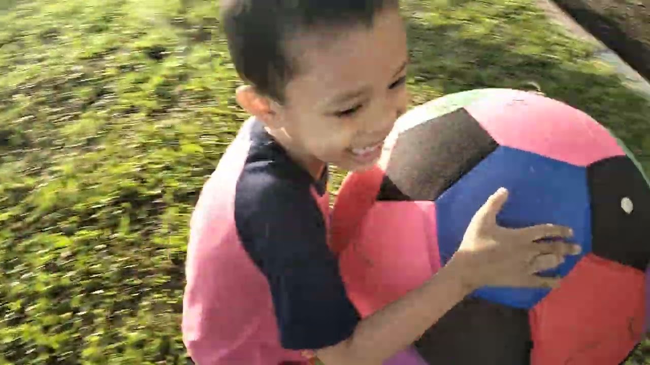 Ustaz Che Rusli (Finalis AQ4, TV9,2010). Bawa anak-anak bermain bola besar di padang bola. 10.1.2026