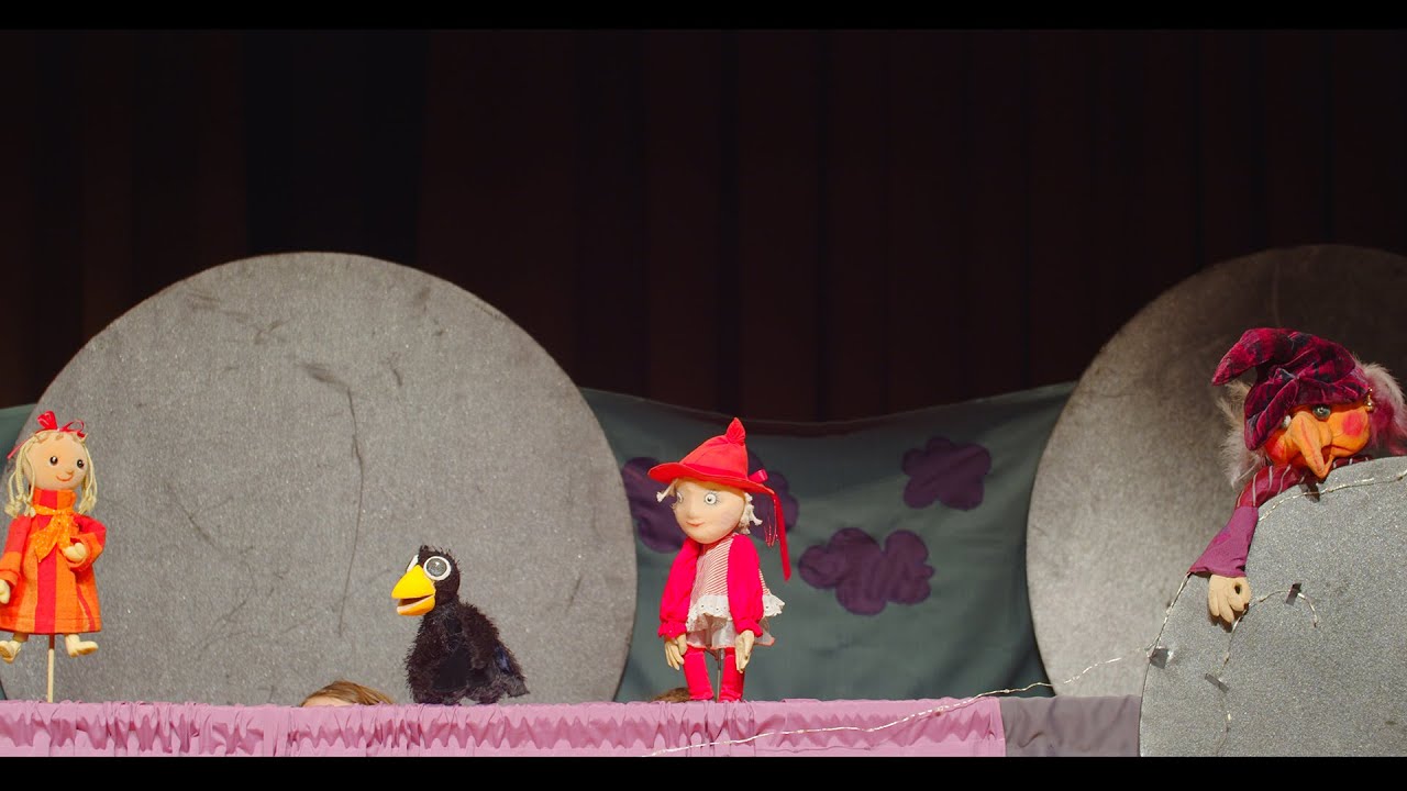 Mladi Celovčani MALA ČAROVNICA lutkovna predstava