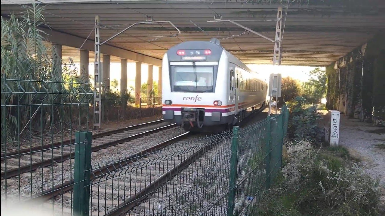 🇺🇦Двійний #Електропоїзд Renfe 448 проїжджає станцію #Viladecans