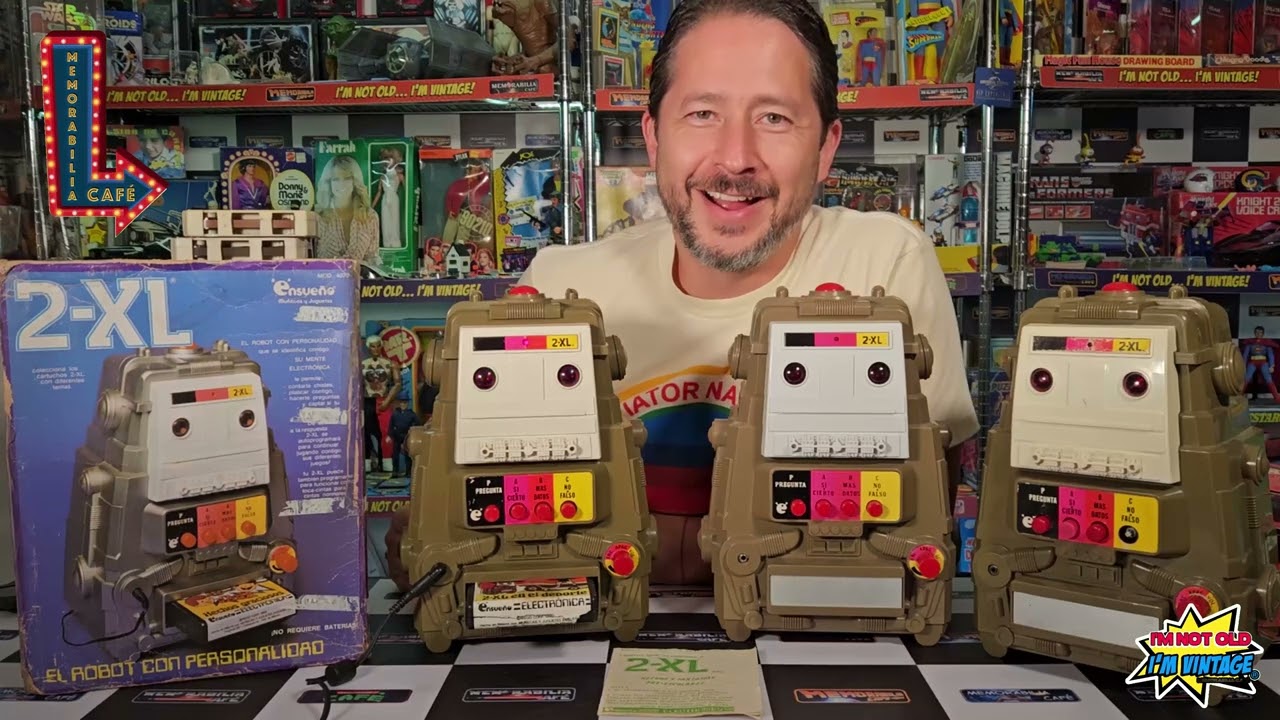 Робот 2XL в кафе MEMORABILIA CAFE, вспоминая эту игрушку мечты.