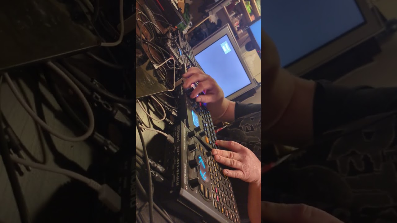 #sp404mk2 #roland #akaimpclive #beatmaking #weareelektron 