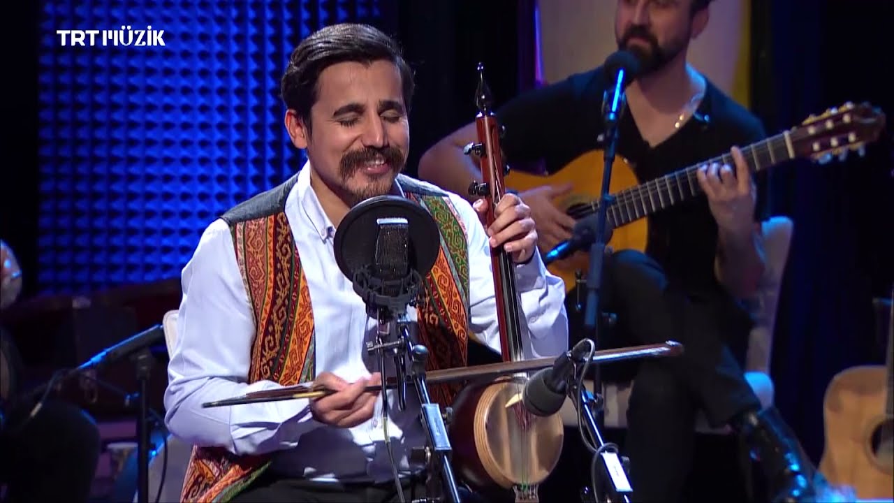 Suda Balık Oynuyor - Uğur Önür
