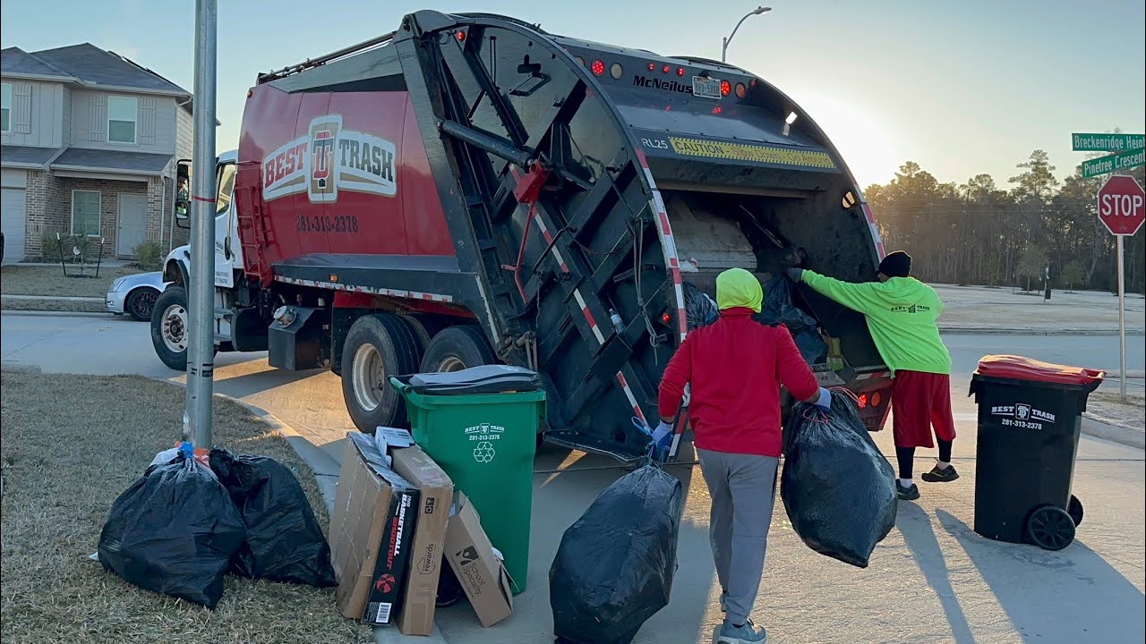 Best Trash Freightliner M2 McNeilus Rear Loader Garbage Truck Packing Heavy Trash