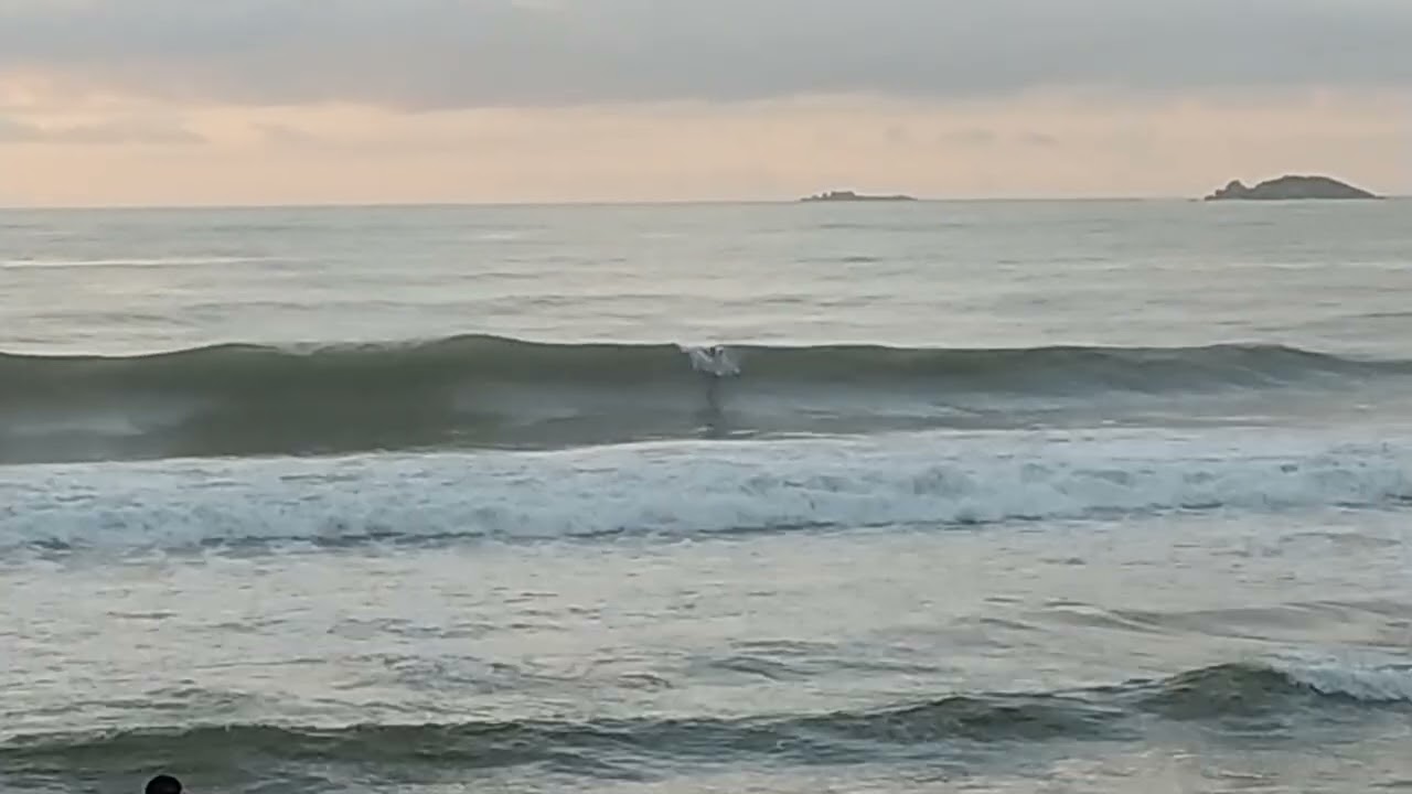 Domingo com altas ondas em Balneário Barra do Sul SC 