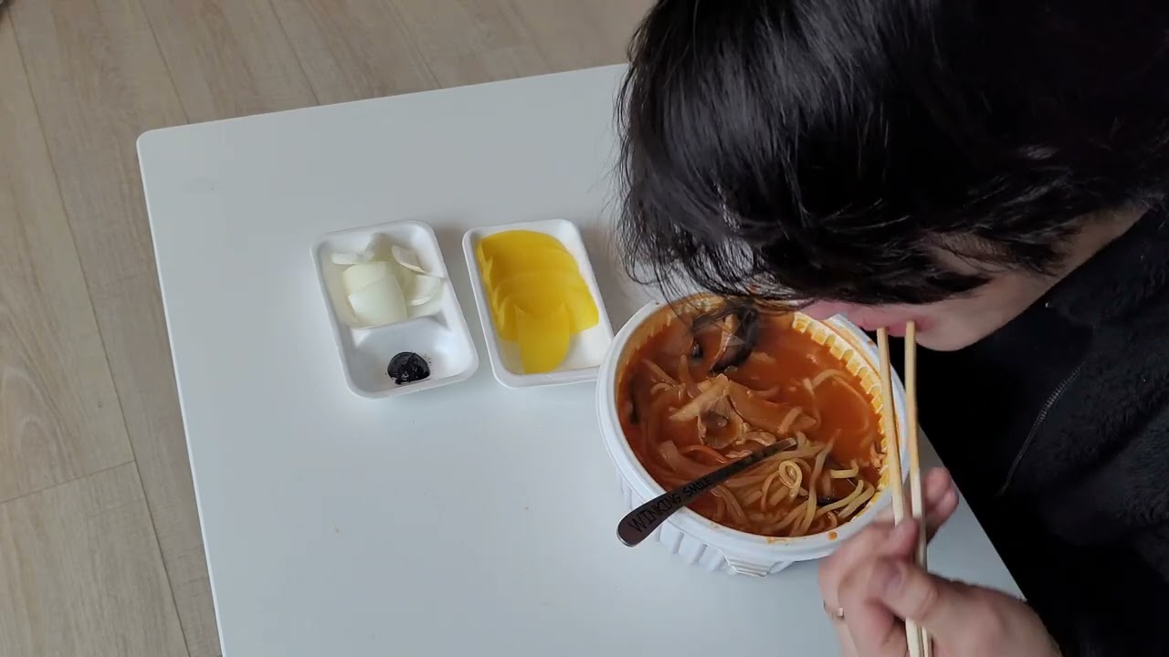 감성주점에서 모른는 여자랑 술마시고 일어나서 먹는 해장 짬뽕