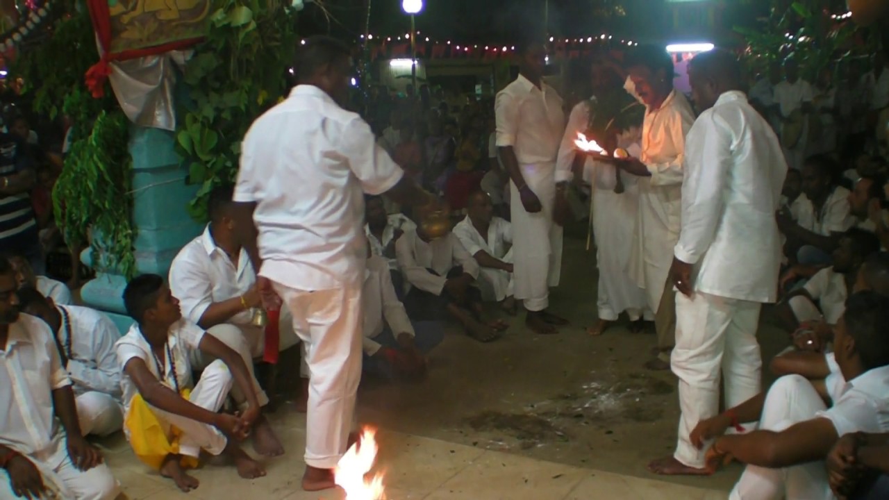 cérémonie avant marche sur feu au temple badania