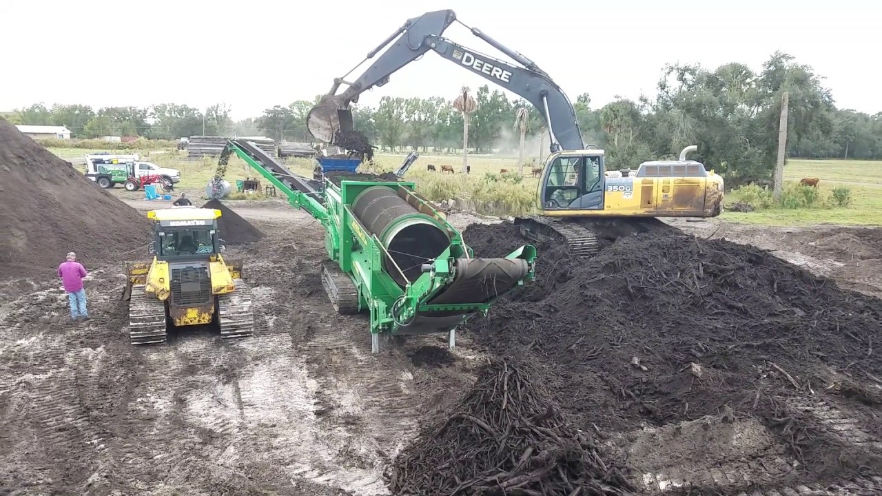 McCloskey International 516RT Tracked Trommel   Muddy Soil & Wood Debris