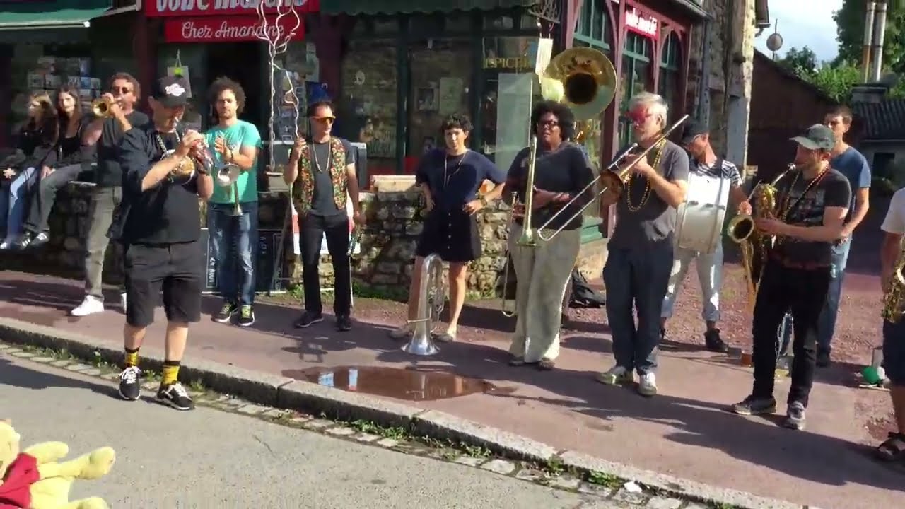 Les Rillettes de Belleville - Ap Touro (Rebirth Brass Band)