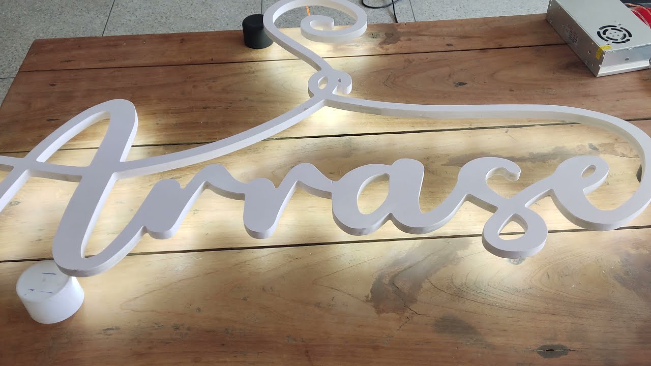 Iluminação led em letreiro de PVC.