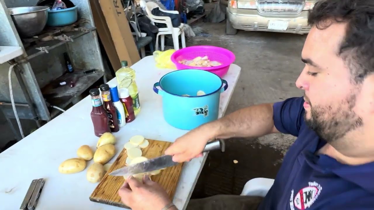 El primo cocinando en el taller Mariskero no lo quiso cocinar hoy 