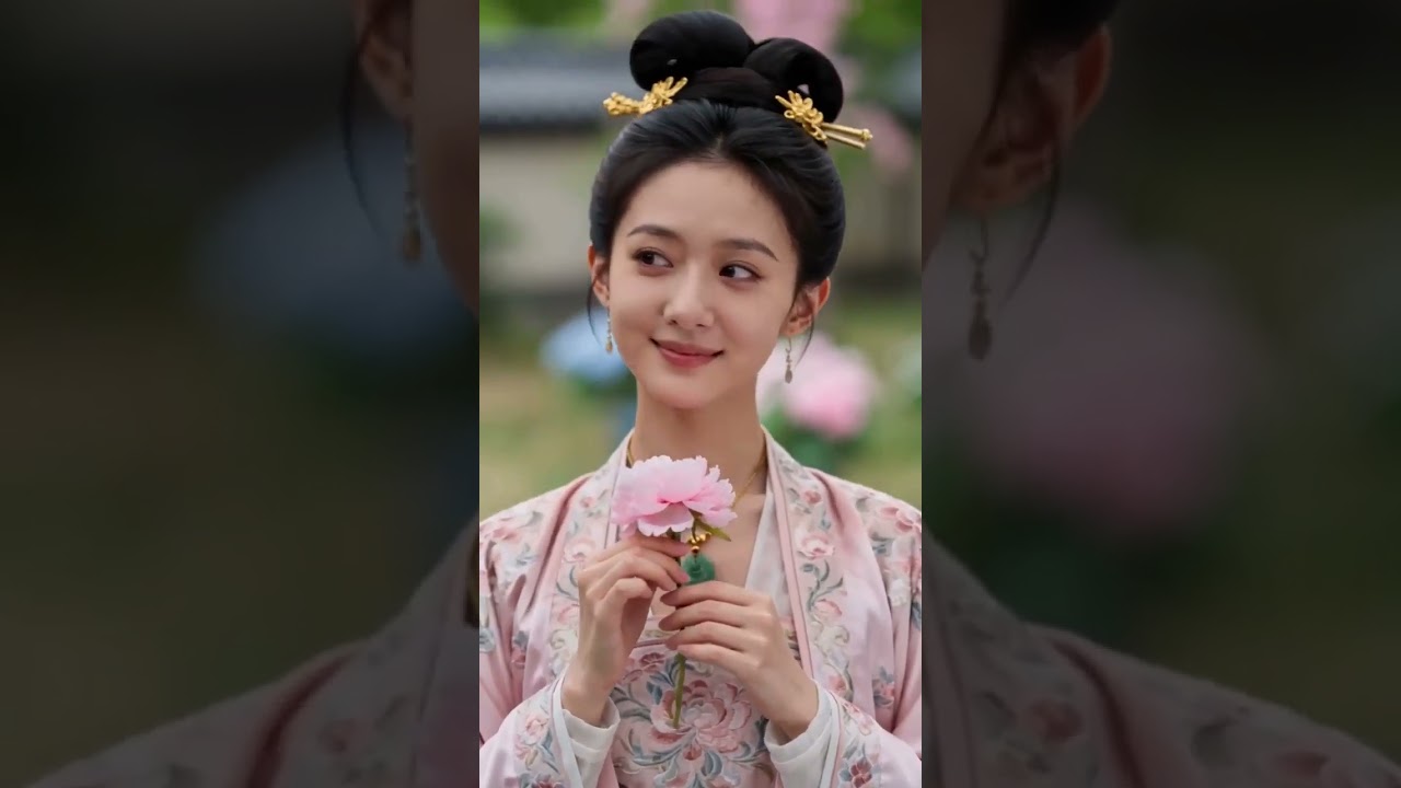 《毒妃归来：假千金权倾天下》丫鬟霜降自幼身世孤苦命运坎坷。年少时为挣脱困顿绝境保全自身历尽磨难辗转进入侯府，凭借聪慧机敏成为嫡小姐身边贴心侍女。当小姐遭人引诱误入歧途时，霜降及时出面阻止祸患#田野漫剧