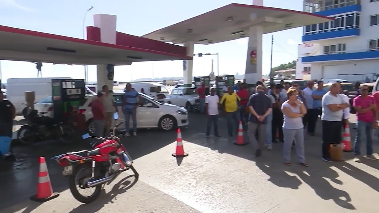 Водители в Гаване стоят в длинных очередях за бензином