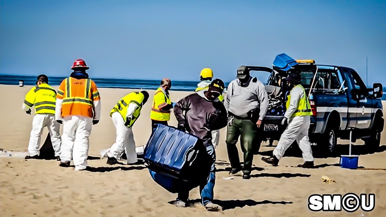 𝗕𝗘𝗔𝗖𝗛𝗙𝗥𝗢𝗡𝗧 𝗖𝗟𝗘𝗔𝗡𝗨𝗣: Venice Beach Sweep: Crews Remove Homeless Encampment Debris
