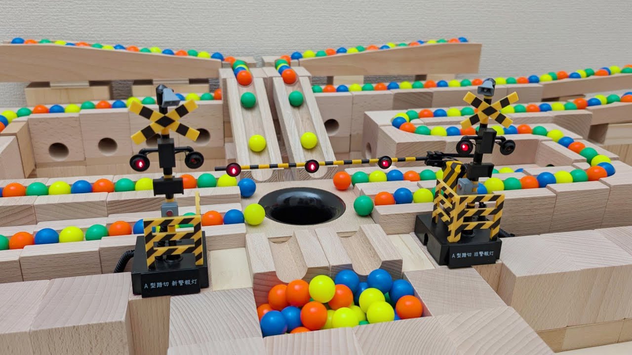 マーブルランレース☆踏切＋電車＋キュボロのクロスコース＋西鉄バス＋透明パイプの発射台＋HABA
