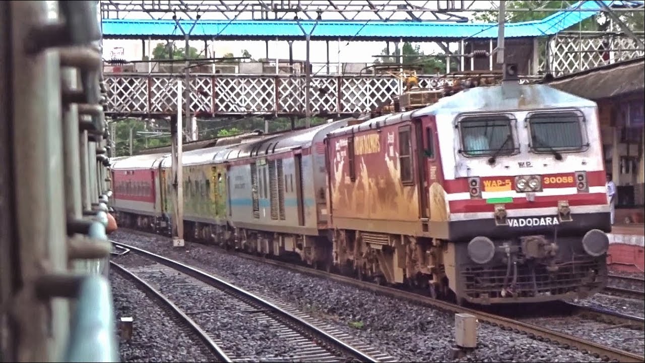 17614 NED-PNVL Express Meets 12297 ADI-PUNE Duronto Express At Chinchwad | Indian Railways