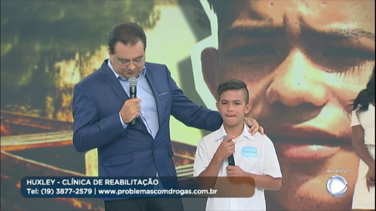 Menino que trabalha no mangue canta e ouve pedido de perdão da mãe no Domingo Show