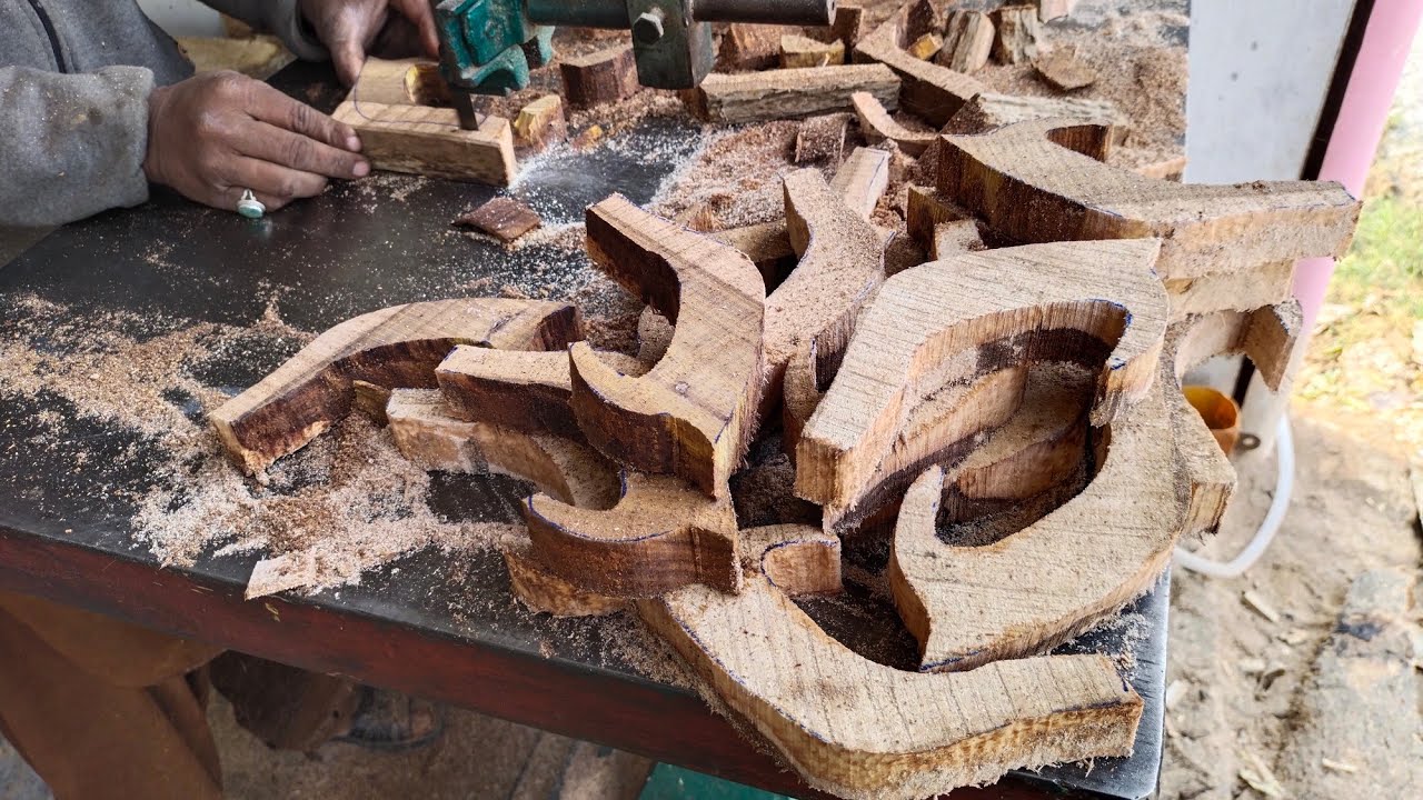 Watch this video to see how a wooden bundle of fodder is made on a machine. داتری کا لکڑی کا دستہ