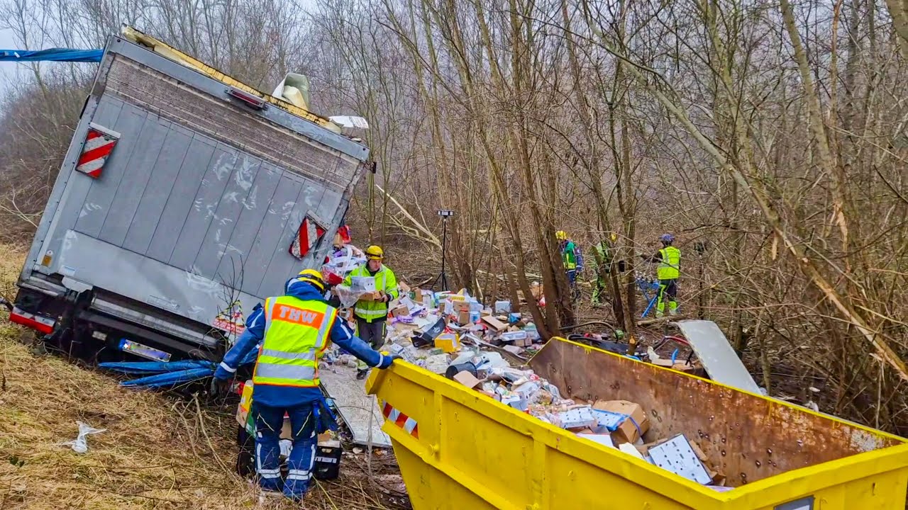 Lastwagen mit 20 Tonnen Obst auf A5 bei Appenweier umgekippt