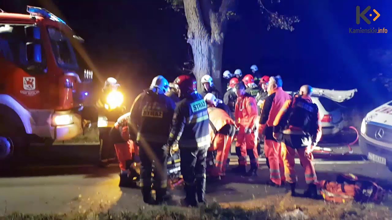 Wypadek pod Wolinem. Golf uderzył w drzewo