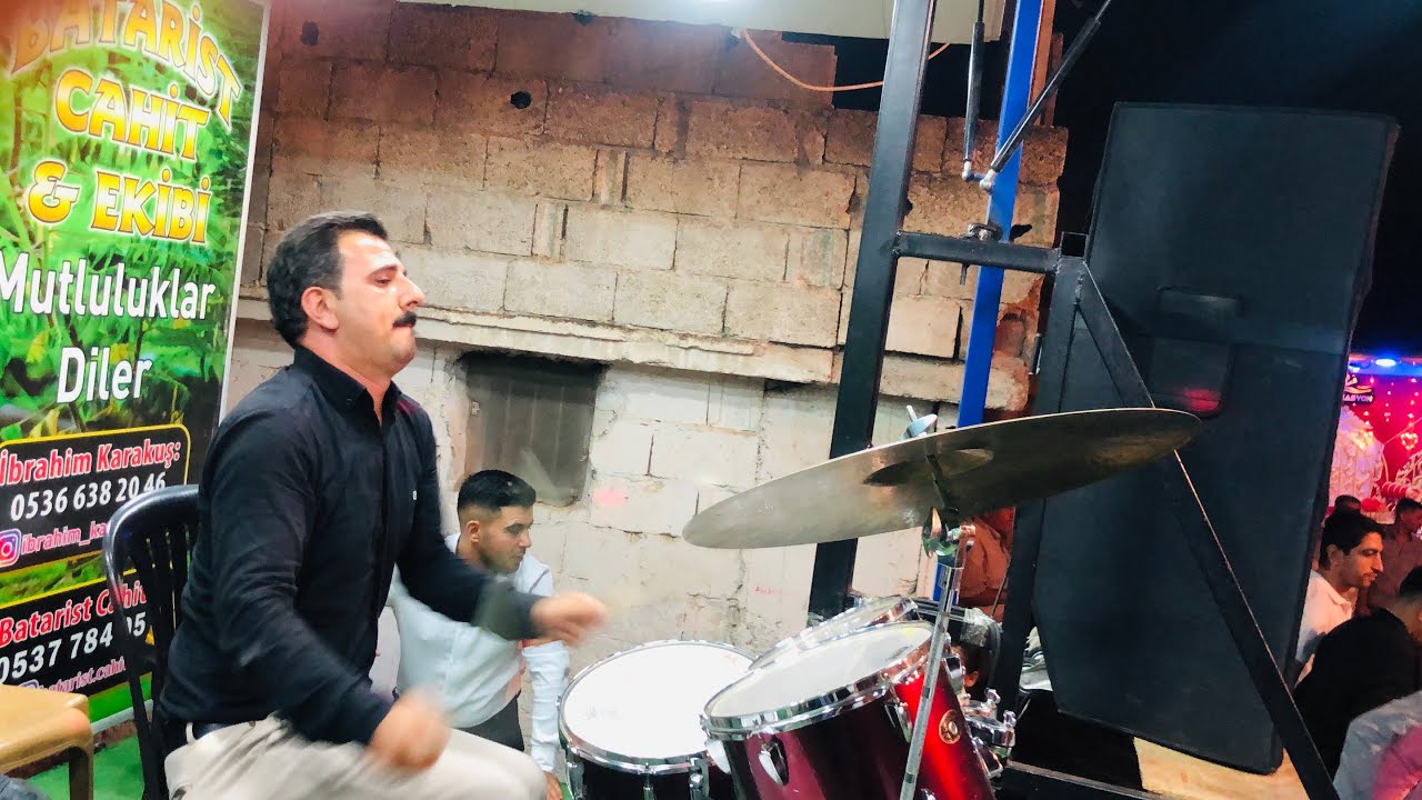 Batarist Cahit güreniz köyünde hızlı. Halay