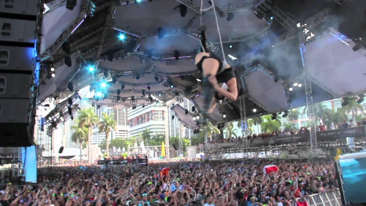 Aerial performance by Irina Kazakova with Carl Cox for ULTRA 2012 ( Miami Downtown )