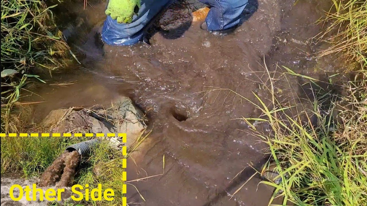 Огромный водоворот, когда я впервые за много лет прочищаю водопропускную трубу