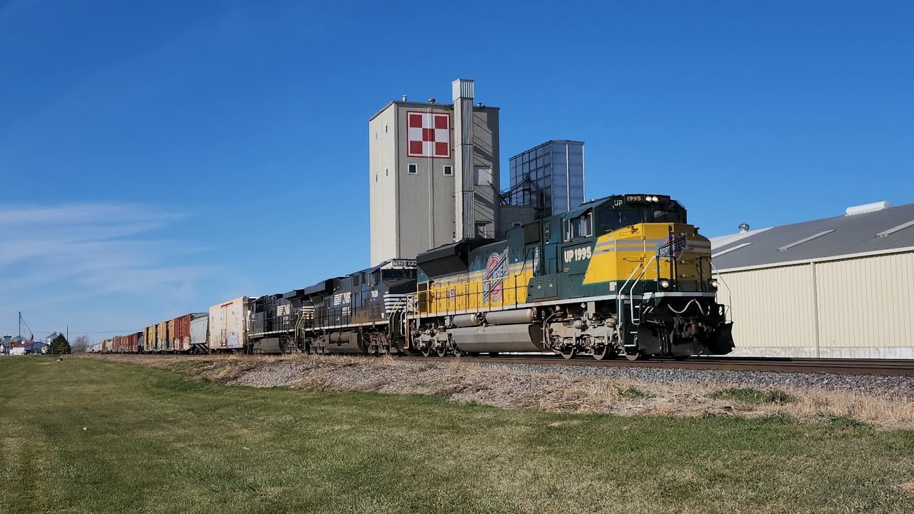 Big Chase with UP 1995 Leading MNPPR & MOW train picking up ties in Clarence IA (11/16/25)