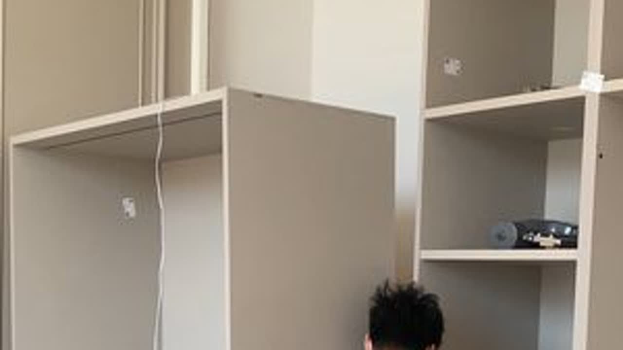 衣柜和背景护墙板安装过程， 视频有点长，请耐心看完。#安装现场 #专业的事交给专业的人