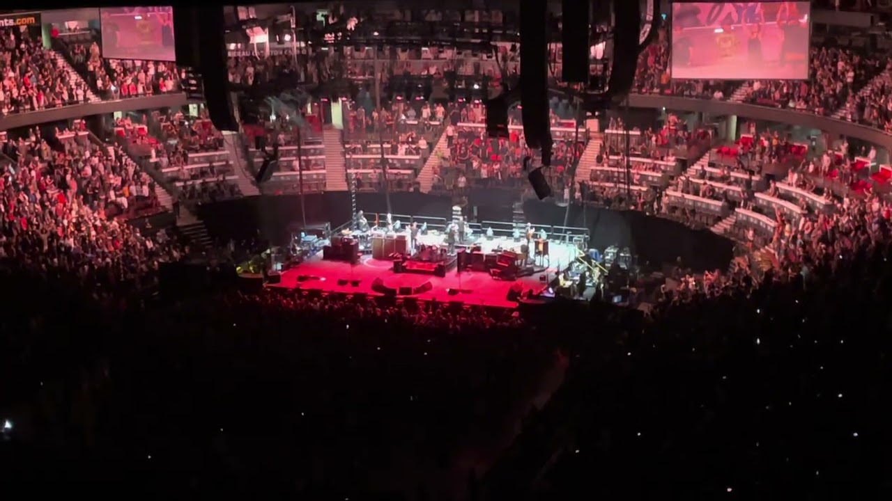 Pearl jam elderly woman behind the counter Ottawa 2022