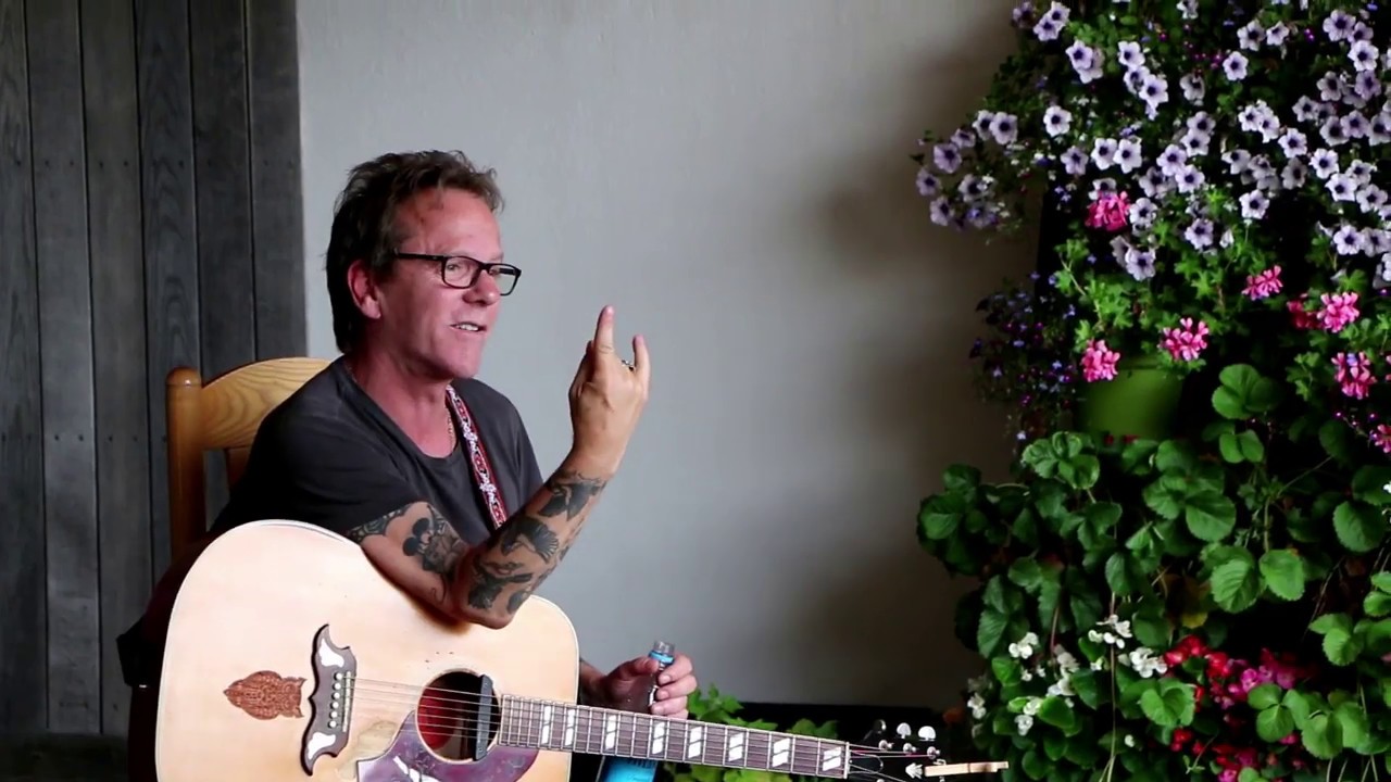Hollywood star Kiefer Sutherland visits Naomi House children's hospice