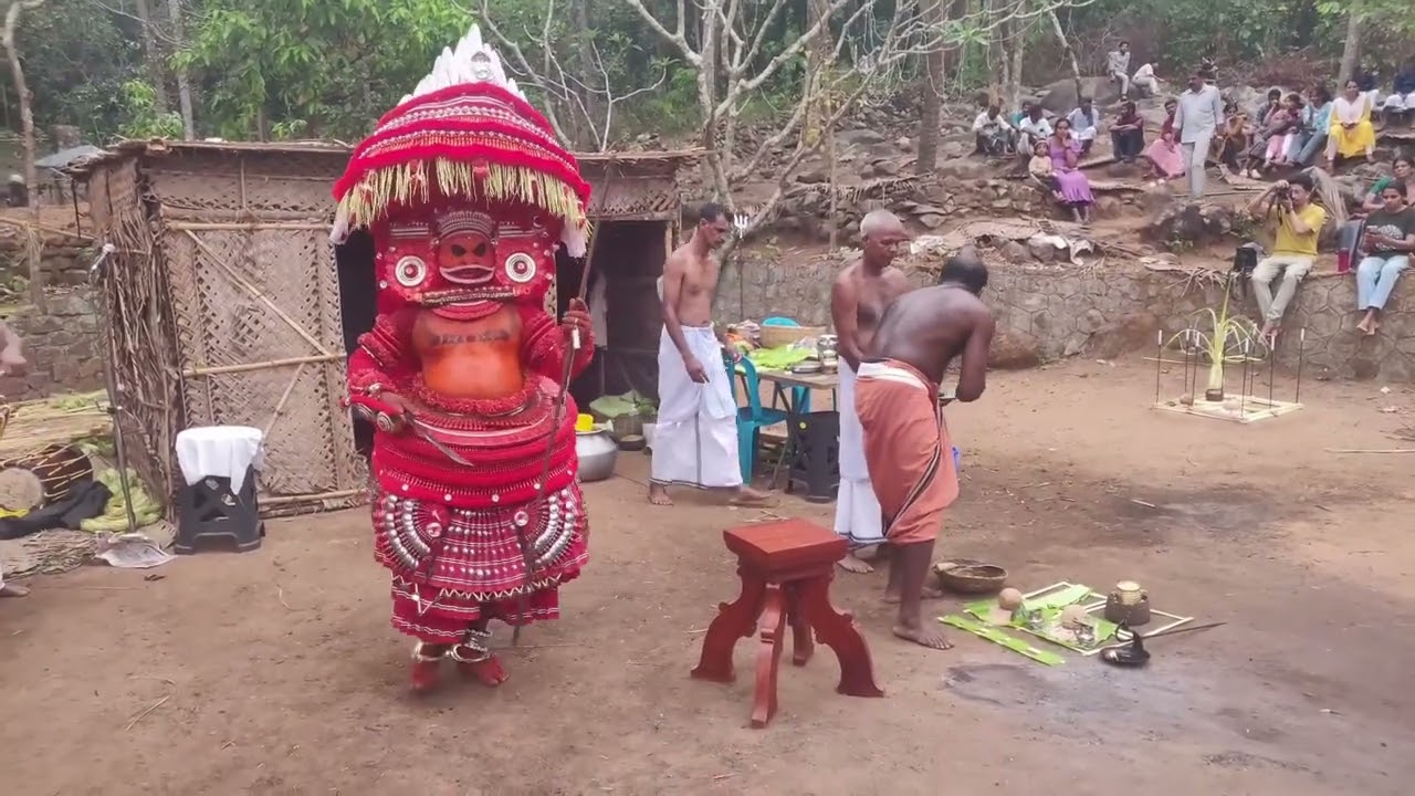 Vayanattu Kulavan Theyyam - Karakkeel Tharavadu, Mottakkunnu, Kannur