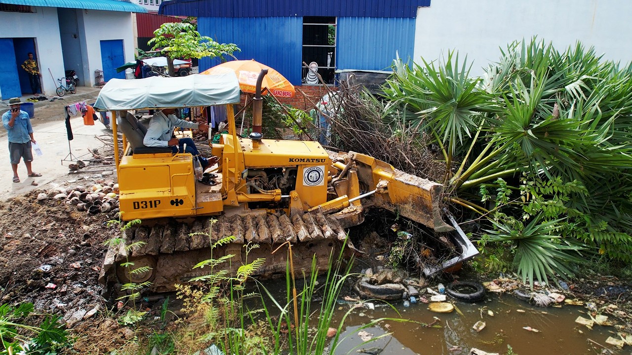 First Start a New Landfill Project! Using Dozer D31P Pushing Stone with 5Ton Truck Unloading Soil