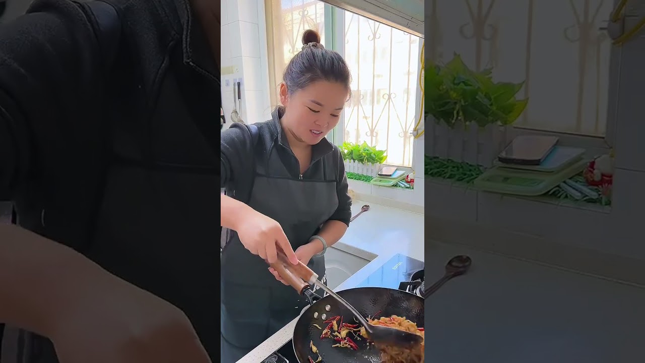 今天又做了这个网上特火的#糖醋鸡丝饼 酥酥脆脆的特别好吃！#美食