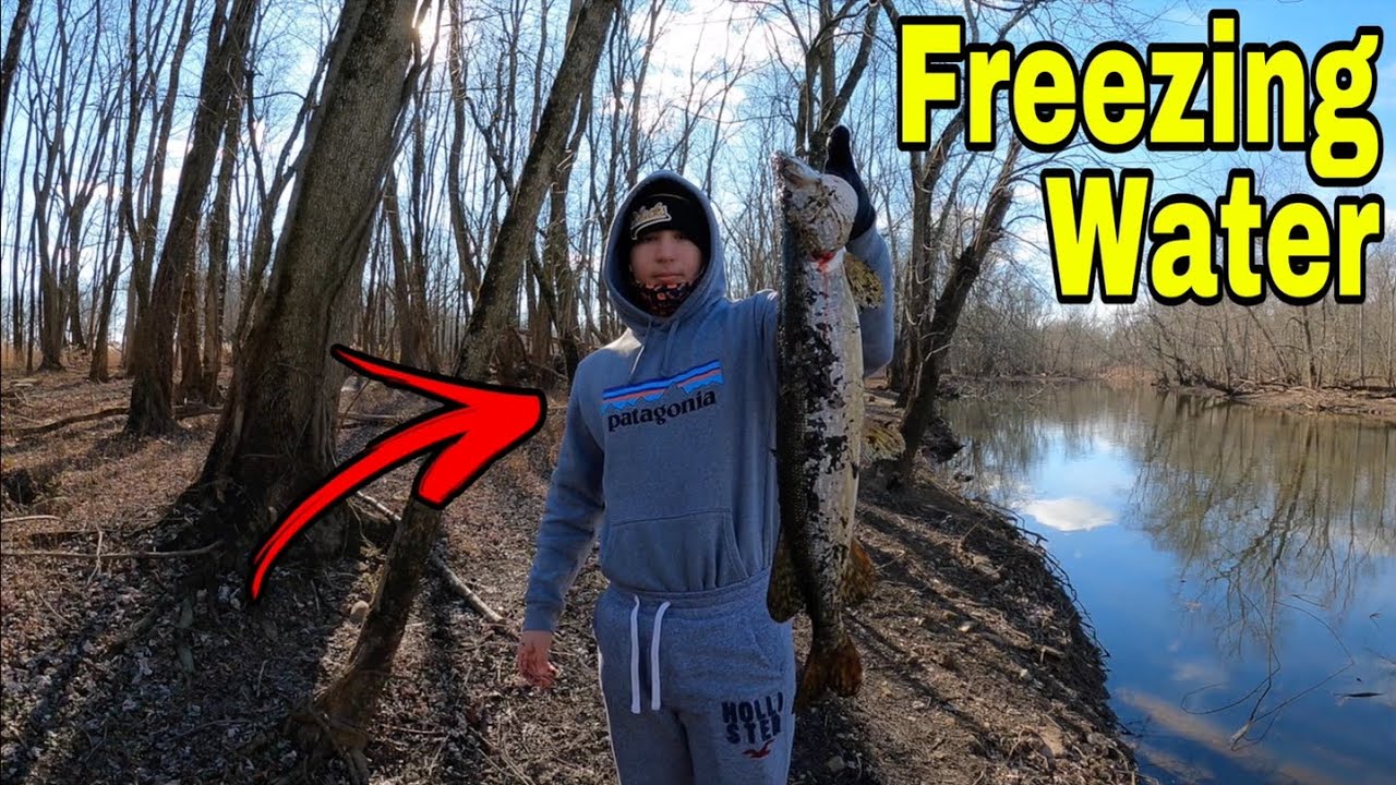 CATCHING PIKE IN FREEZING WEATHER! (+ surprising best friend with new fishing reel!)