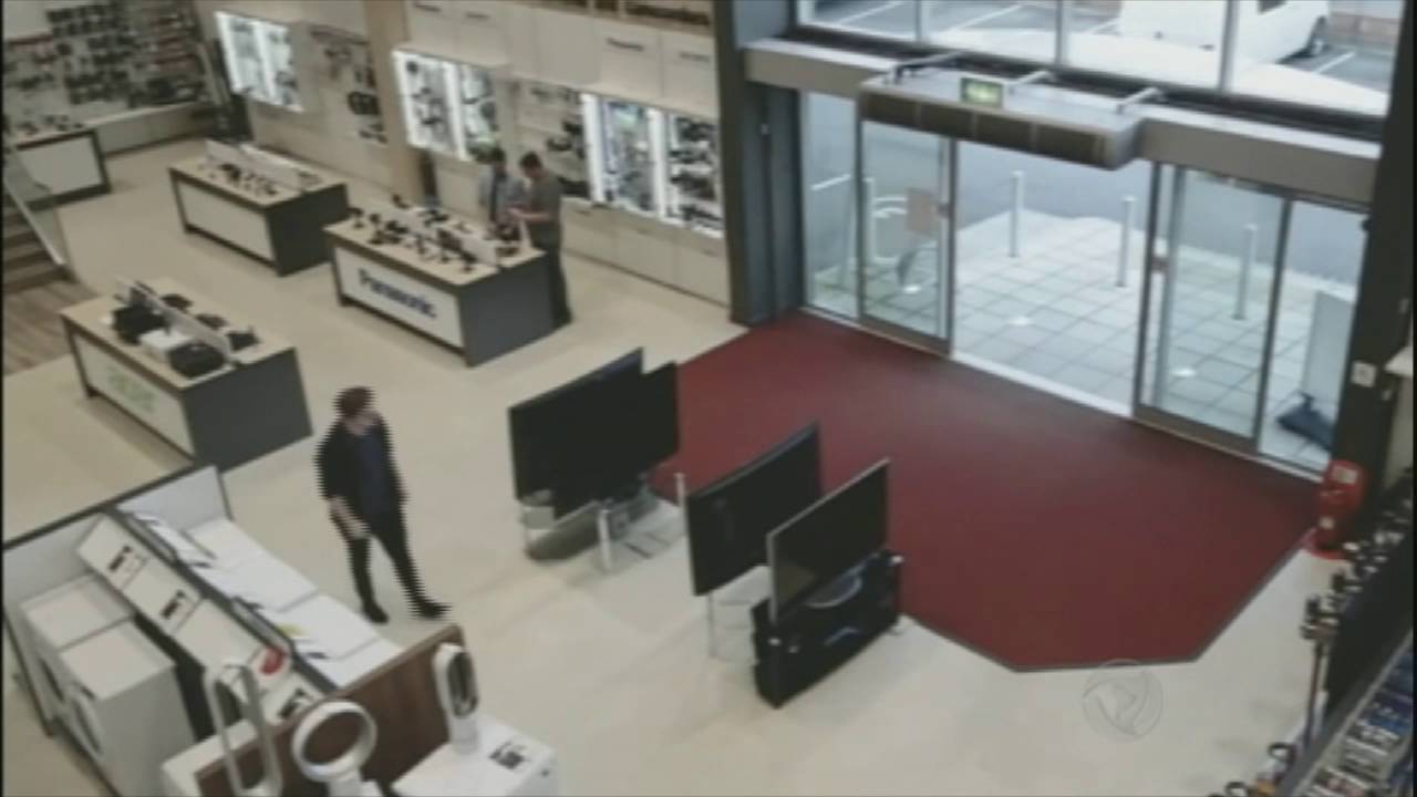 Cliente desastrado derruba quatro televis&otilde;es em loja do Reino Unido