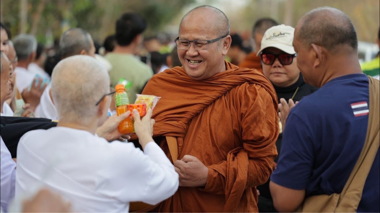 28/02/69 หลวงตาและคณะสงฆ์จากพุทธอุทยานที่พักสงฆ์วัดป่าบ่อน้ำพระอินทร์ ออกบิณฑบาตที่ช่องเม็ก