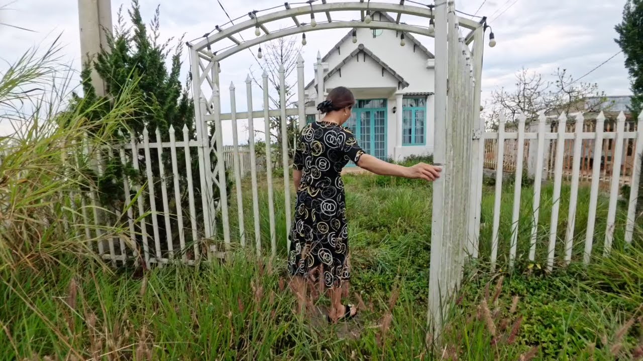Женщина была шокирована, увидев свой любимый дом, заросший сорняками после поездки за границу
