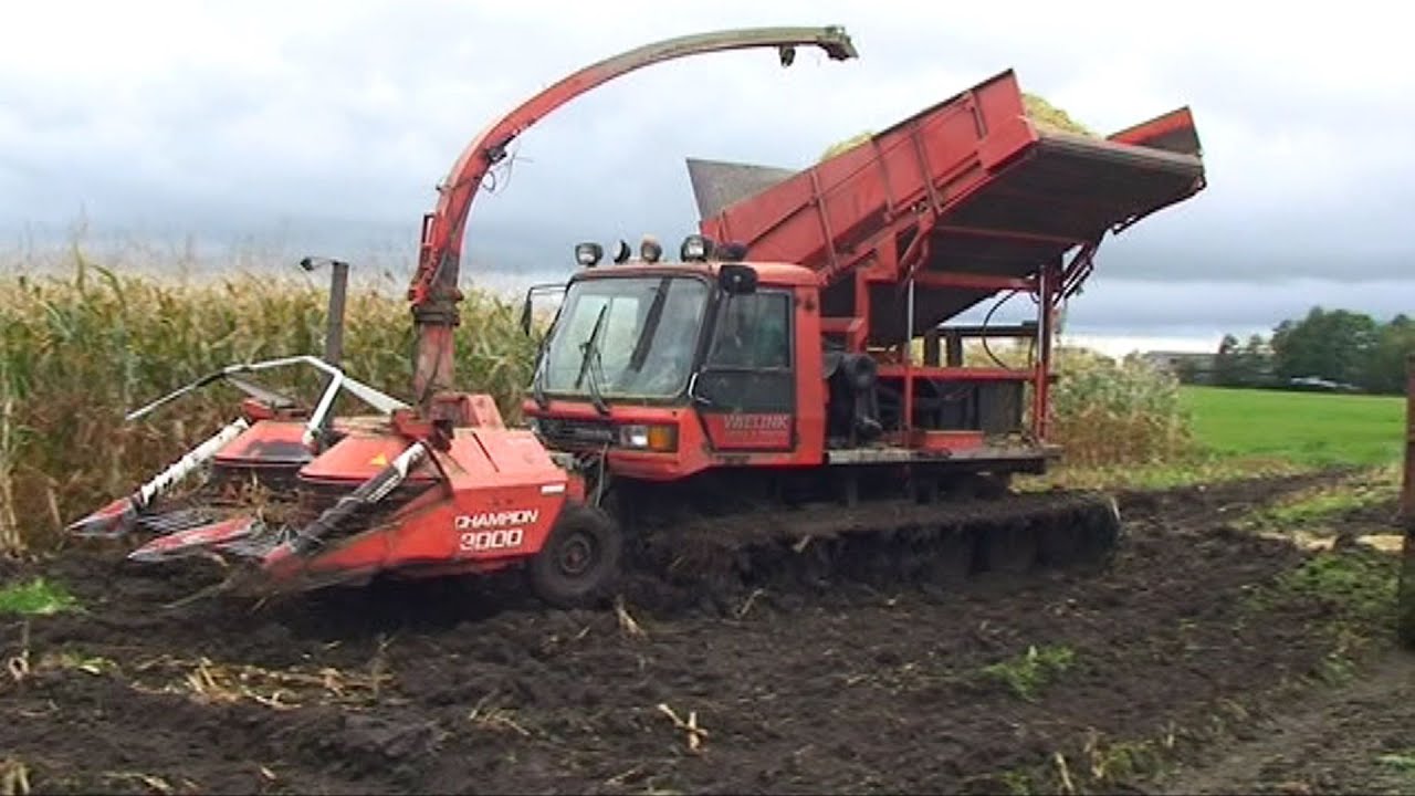 Maïs 2010 | Natte percelen hakselen met een Kässbohrer pistenbully met Kemperbek  | Wet harvest