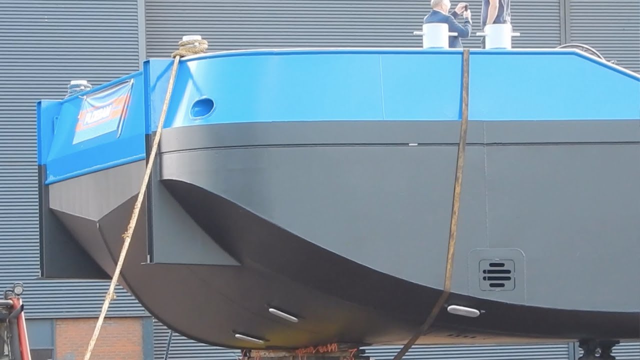 Nieuw Schip Klimt Bijna Uit De Badkuip Tijdens Deze Recente Tewaterlating(korte versie)* - #3312NL