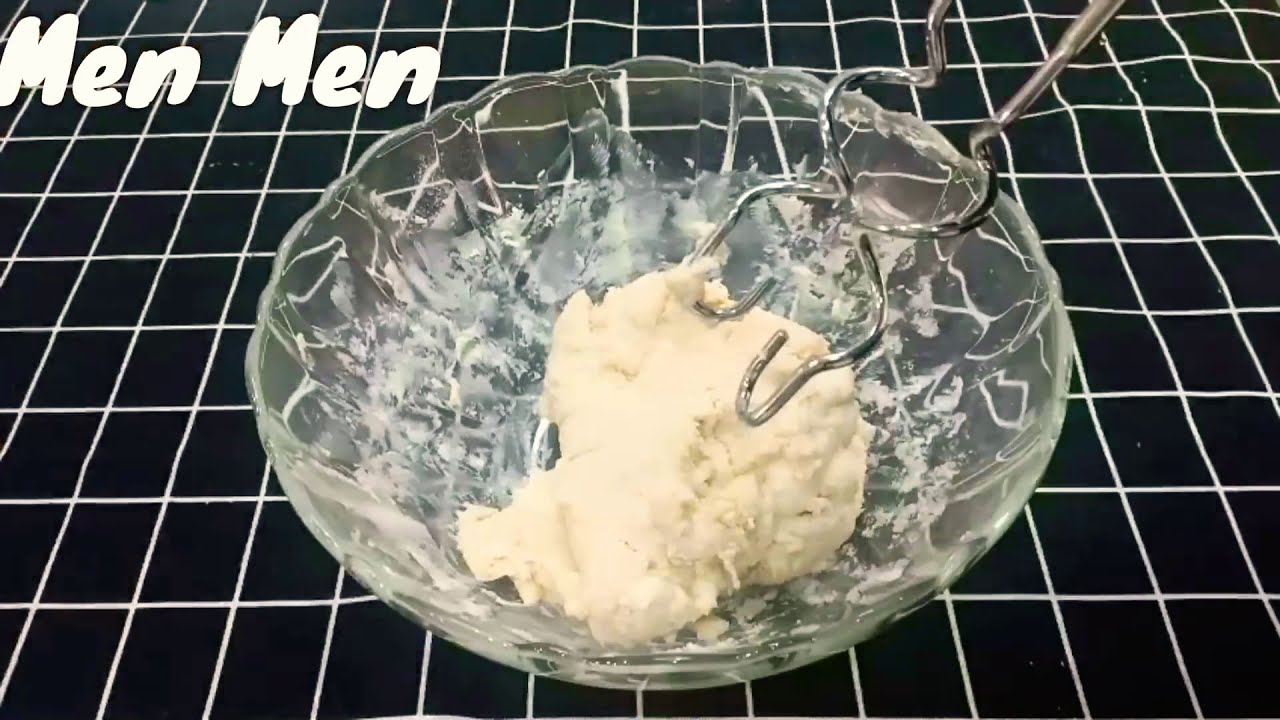 Nhồi bột bằng máy đánh trứng cầm tay (Men Men 04)