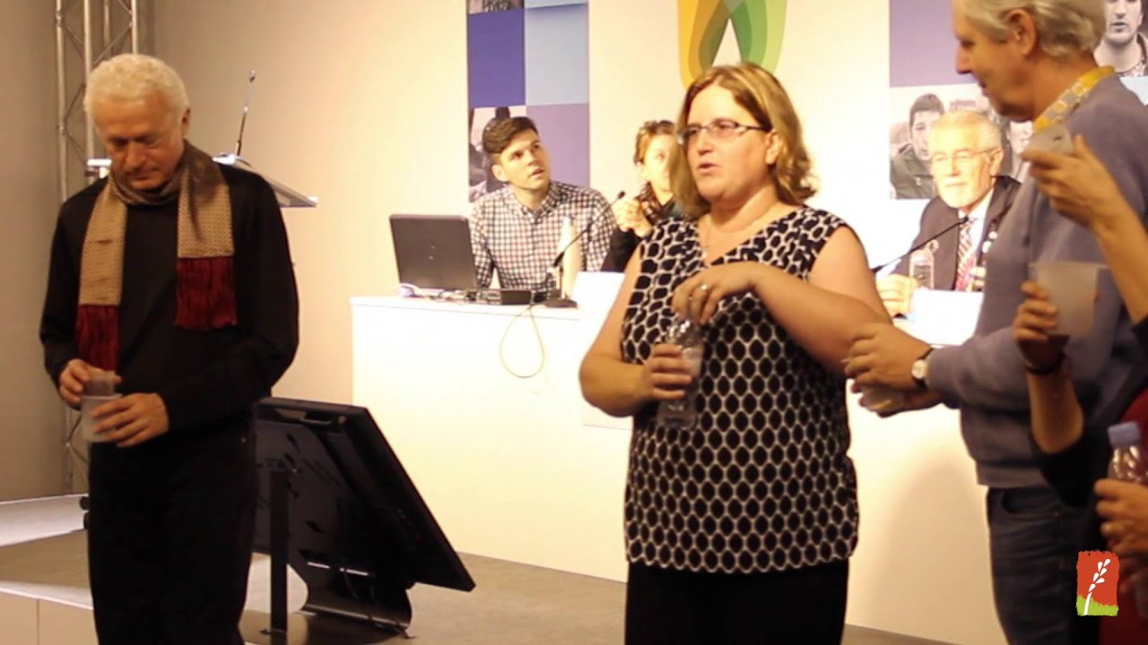 Dr. Kristine Nichols demonstrates the water holding capacity of organic & biodynamic soil