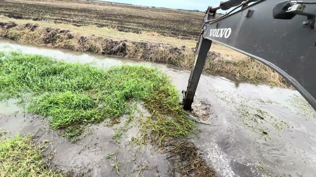 LIMPANDO VALETA E COMEÇOU AJUDAR MUITA ÁGUA 🌊 escavadeira hidráulica